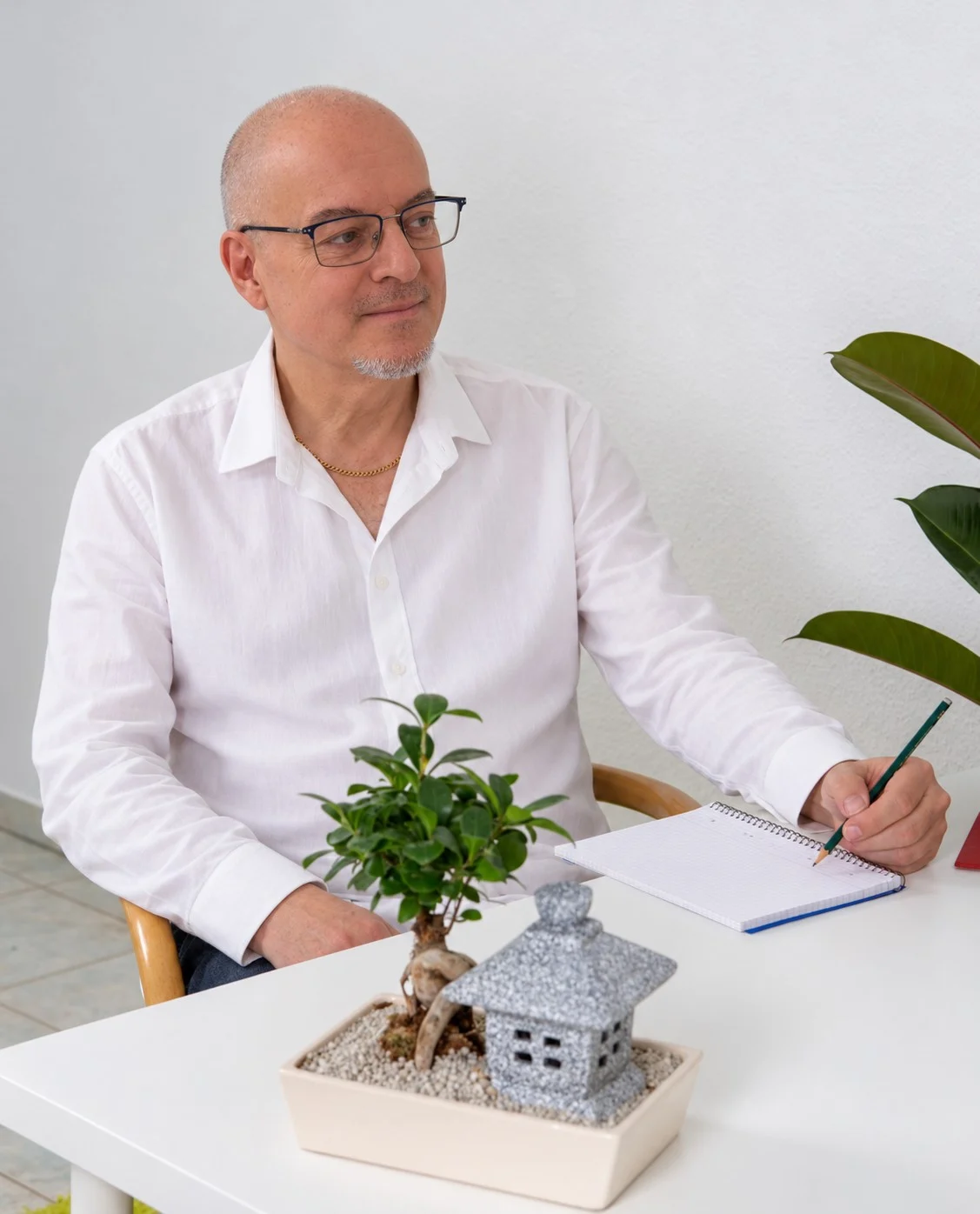Achim Sieger im Beratungsgespräch in seiner Praxis